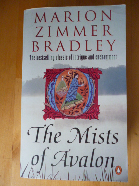 The Mists of Avalon. - Bradley, Marion Zimmer.