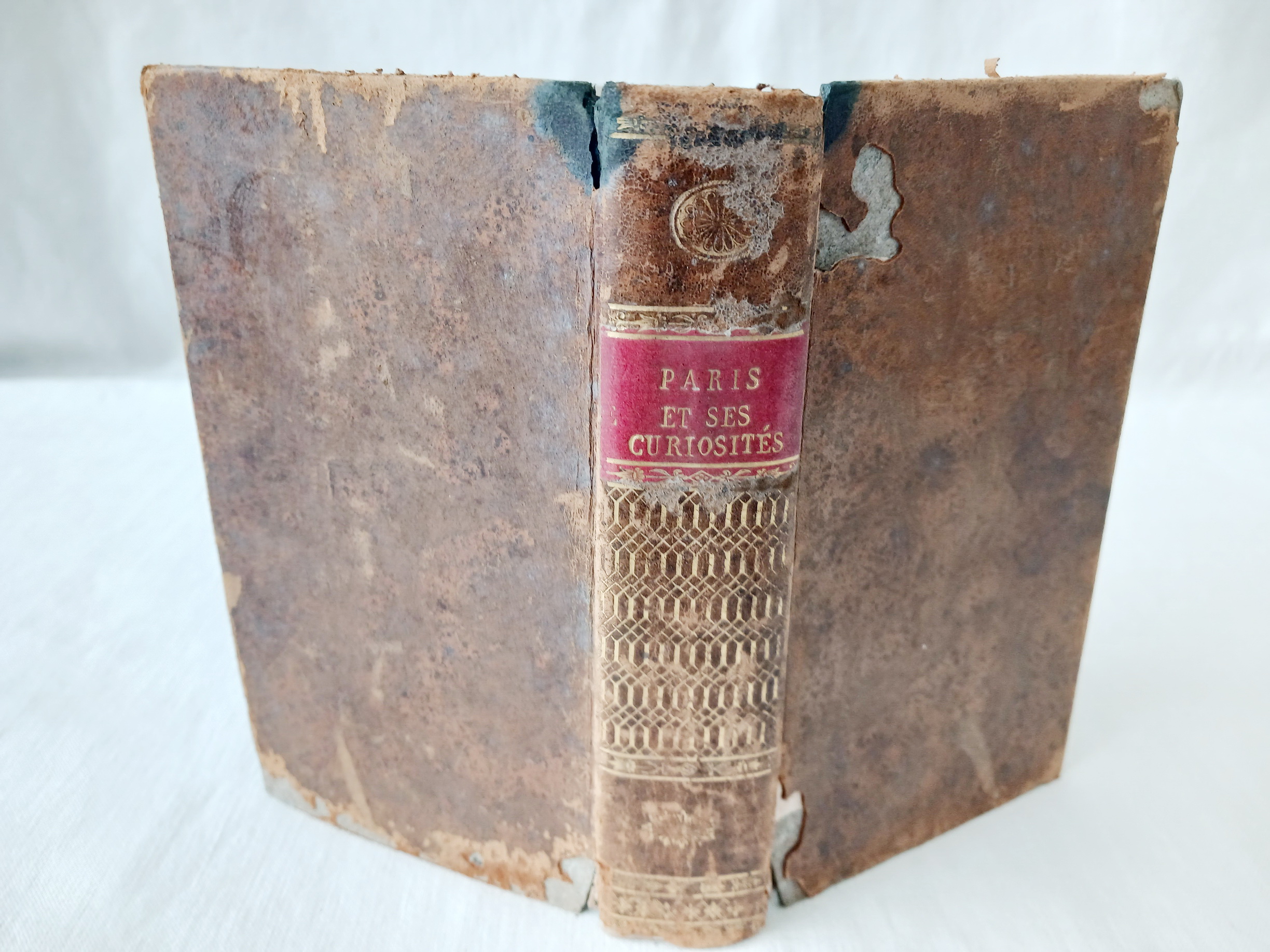 PARIS ET SES CURIOSITES, AVEC UNE NOTICE HISTORIQUE ET DESCRIPTIVE DES ENVIRONS DE PARIS - 2 TOMES COMPLETS EN UN VOLUME [Assez bon] [Couverture ri