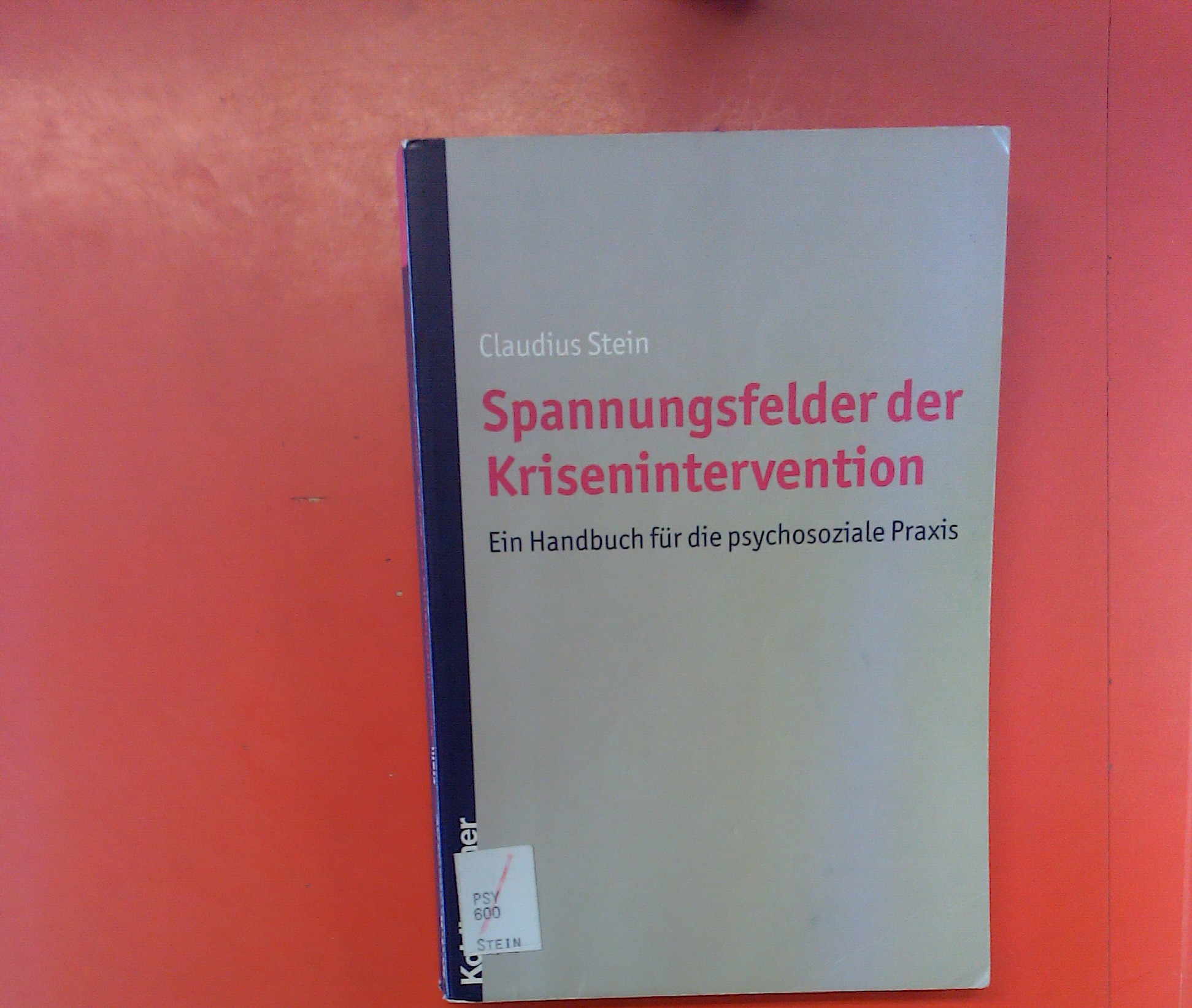 Spannungsfelder der Krisenintervention: Ein Handbuch für im psychosozialen Praxis. 1. Auflage. - Claudius Stein