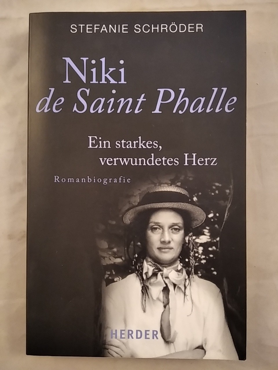 Niki de Saint Phalle: Ein starkes, verwundetes Herz. - Schröder, Stefanie