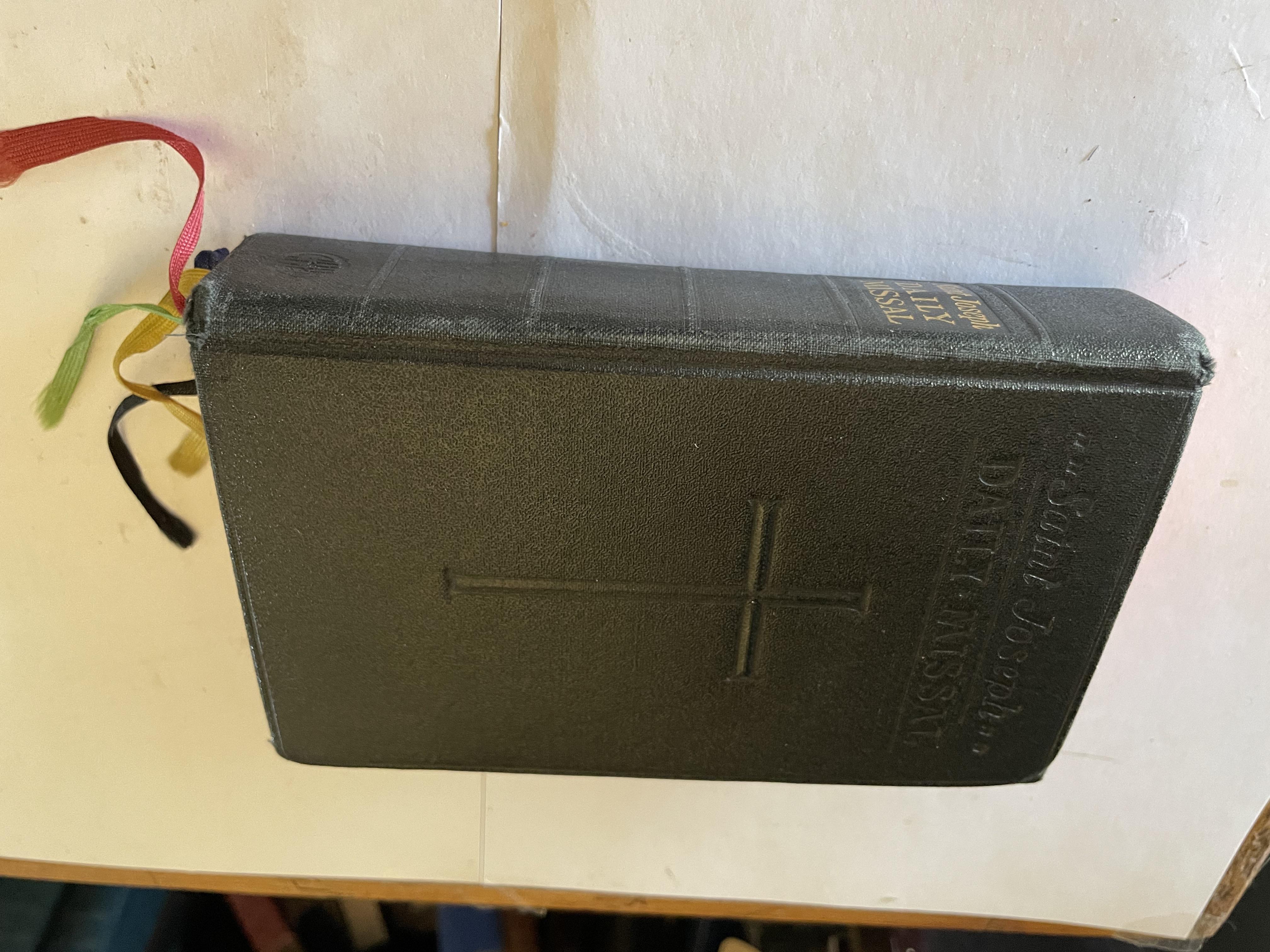 Saint Joseph Daily Missal : the official prayers of the Catholic Church for the celebration of Daily Mass Hugo H Hoever (Editor) [Fine] [Hardcover]