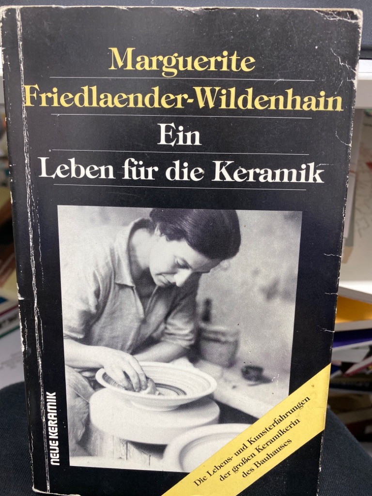 Ein Leben für die Keramik : die Handwerkskunst der grossen Keramikerin des Bauhauses. Die Frau, die in der Keramik Geschichte machte: Marguerite Friedlaender-Wildenhain Sie war eine bemerkenswerte Persönlichkeit. Das Handwerk lernte sie in der Bauhaustöpferei in Dornburg. 1933 emigrierte sie nach Holland und 1940 in die USA. In Californien gründetet sie die Künstlerkolonie 