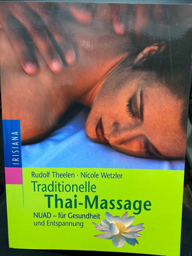 Traditionelle Thai-Massage : NUAD - für Gesundheit und Entspannung. Fernöstliche Wellness für Harmonie, Entspannung und Wohlbefinden! Die Traditionelle Thai-Massage – thailändisch: Nuad – ist eine neue Form der Ganzkörpertherapie mit ausgesprochenem Wohlfühlfaktor, denn sie vereint Elemente aus Yoga, Akupressur und Reflexzonenmassage. Rudolf Theelen und Nicole Wetzler sind ausgewiesene Nuad-Therapeuten. Sie führen fundiert und kompetent in diese besondere und leicht umsetzbare Massagepraktiken ein: Mit Hilfe von anschaulichem Bildmaterial lernen Sie, die einfachen Massagegriffe Schritt für Schritt anzuwenden, die Energie-Punkte des Körpers zu stimulieren, um Blockaden zu lösen und Körper, Geist und Seele in einen wohltuenden und dauerhaften Einklang zu bringen. - Theelen, Rudolf und Nicole Wetzler