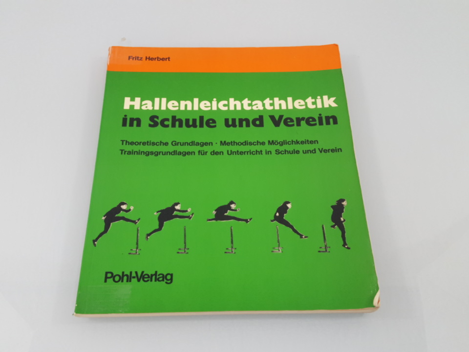 Hallenleichtathletik in Schule und Verein : theoret. Grundlagen ; method. Möglichkeiten ; Trainingsgrundlagen für d. Unterricht in Schule (Basis- u. differenzierte Gruppen, Grund- u. Leistungskurse) u. Verein (Grundlagen-, Aufbau- u. Leistungstraining) Fritz Herbert. [Fotos u. Skizzen: Fritz Herbert. Zeichn.: Eugen Rümmelein] - Herbert, Fritz