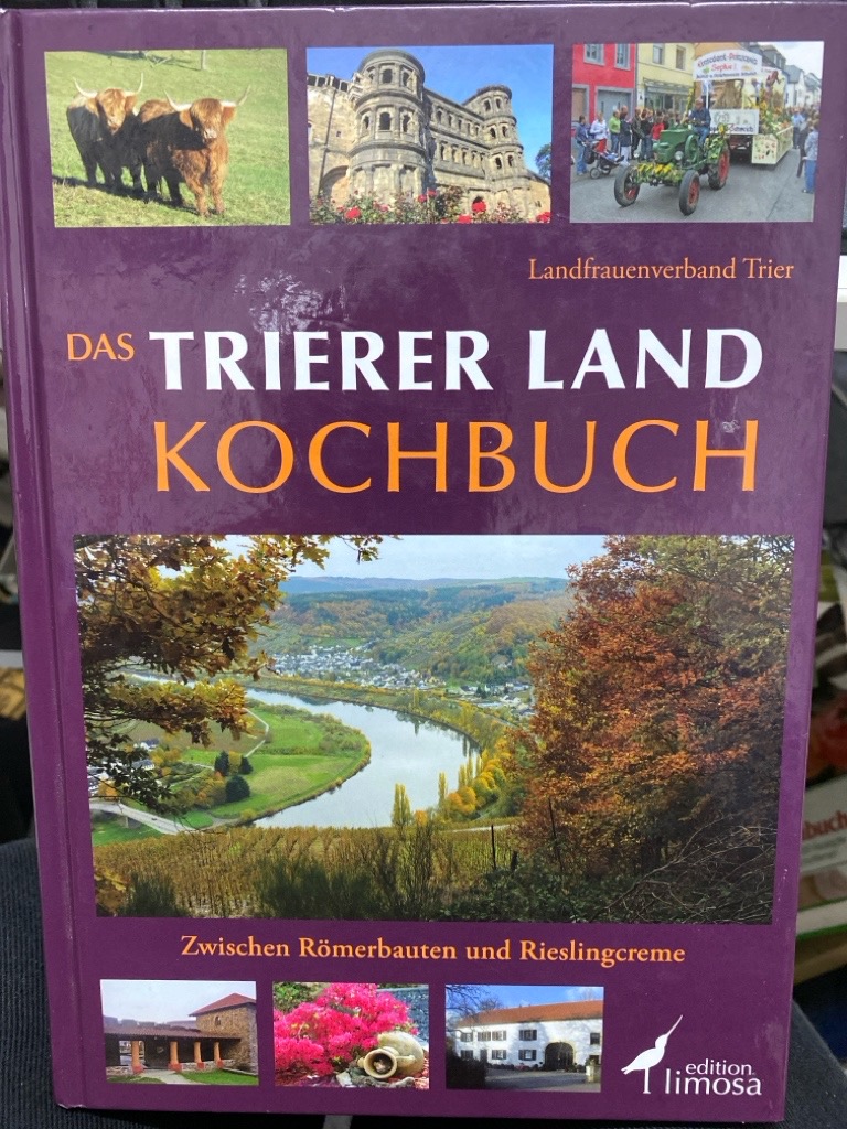 Das Trierer-Land-Kochbuch : zwischen Römerbauten und Rieslingcreme. 2000 Jahre Geschichte die von den Römern bis in die Neuzeit reicht ist auch eine Geschichte von 2000 Jahren Genuss. Aber vor allem die Historie lockt Jahr für Jahr abertausende von Touristen in das Trierer Land. Rund 150 Rezepte der regionalen, römischen und traditionellen Küche zeugen von einer Region, die Tradition mit Moderne gekonnt verbindet. Mutter Natur schüttet über die Kulturlandschaft ihr Füllhorn aus. Die Früchte werden mit Sorgfalt verarbeitet und bilden die Grundlage für eine sehr typische Küche. Ob es am Wein liegt, der die Geschmacksknospen öffnet oder am richtigen Händchen für das Wesentliche, dass die Küche des Trierer Landes so vielfältig ist? Es ist die Kombination Der Landfrauenverband macht Appetit auf eine Region, deren Geschichte so eng mit dem Genuss verbunden ist, dass sich auch eine kulinarische Rundreise durch das Trierer Land anbietet. Garniert mit Fotos und Anekdoten verspricht dieses Kochb - Landfrauen Trier