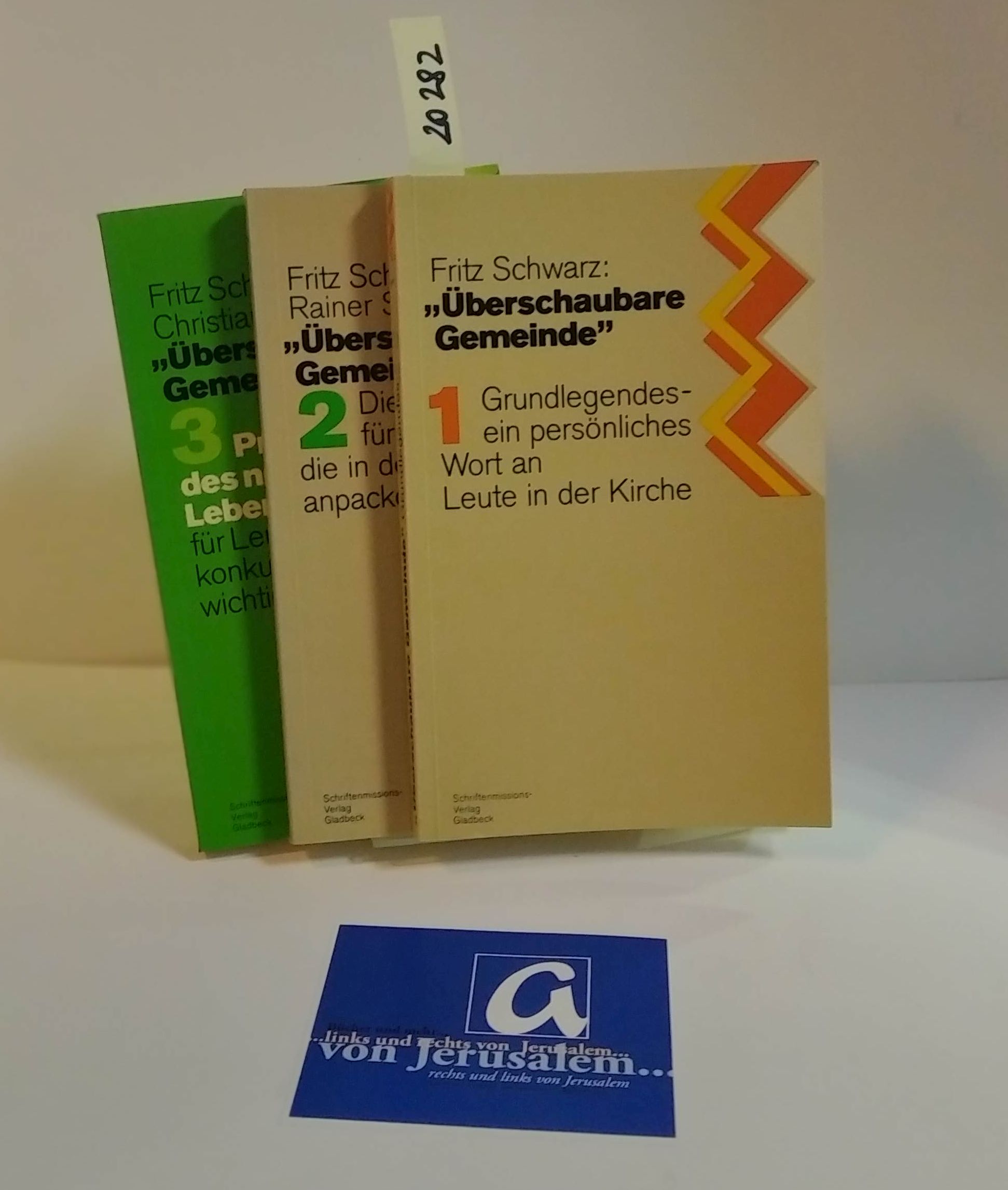 Überschaubare Gemeinde. 1. Grundlegendes - ein persönliches Wort an Leute in der Kirche - 2. Die Praxis für Leute, die in der Kirche anpacken wollen - 3. Programm des neuen Lebensstils für Leute, denen Jesus konkurrenzlos wichtig ist. - Schwarz, Fritz / Sudbrack, Rainer / Schwarz, Christian A,