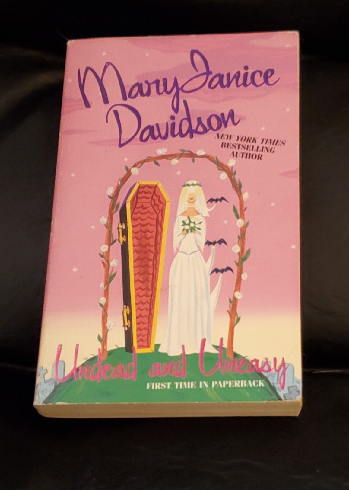 Undead and Uneasy: A Queen Betsy Novel - Davidson, MaryJanice