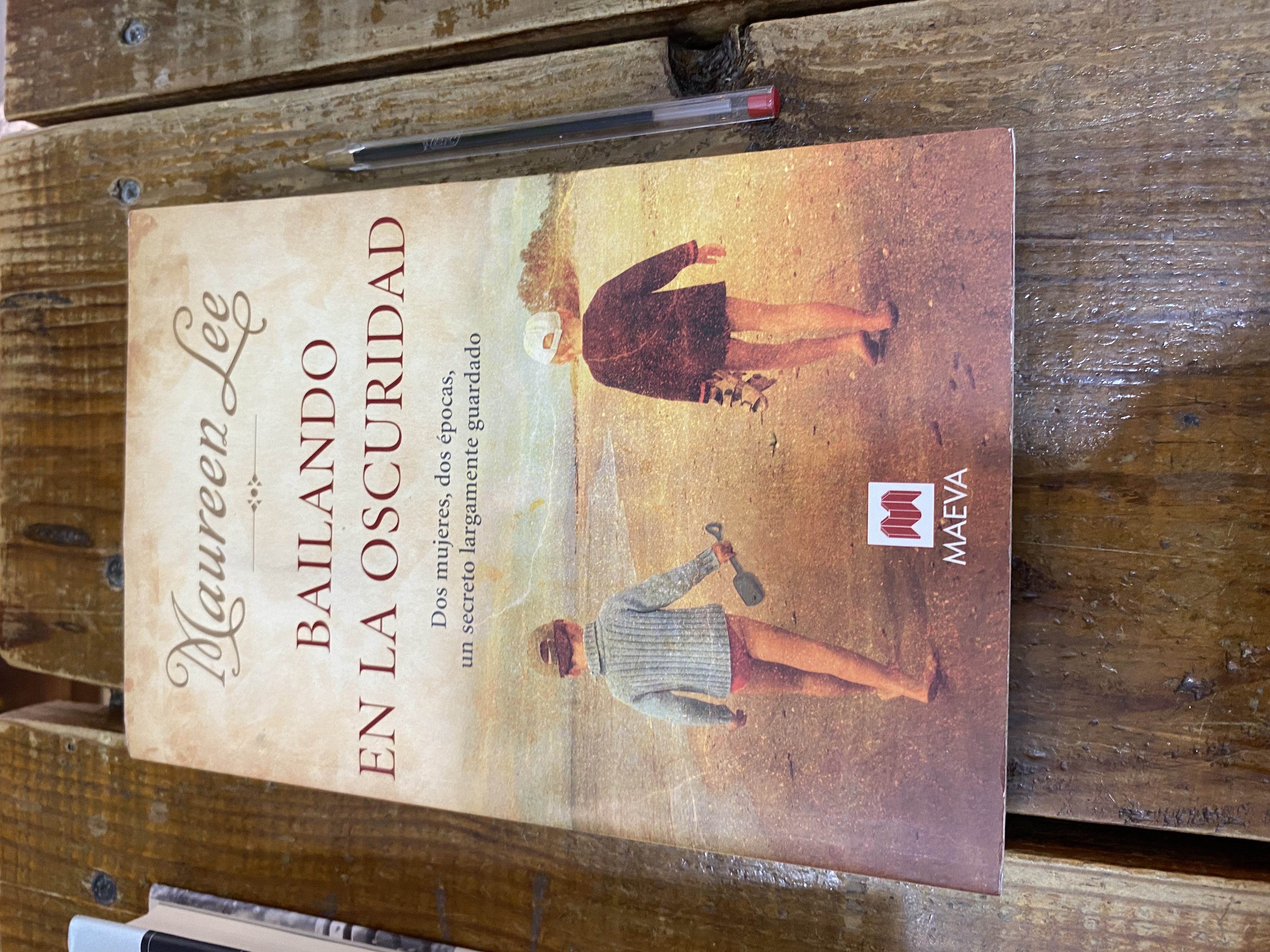 Bailando en la oscuridad: Dos mujeres, dos épocas, un secreto largamente guardado. (Grandes Novelas) (Spanish Edition) - Lee, Maureen