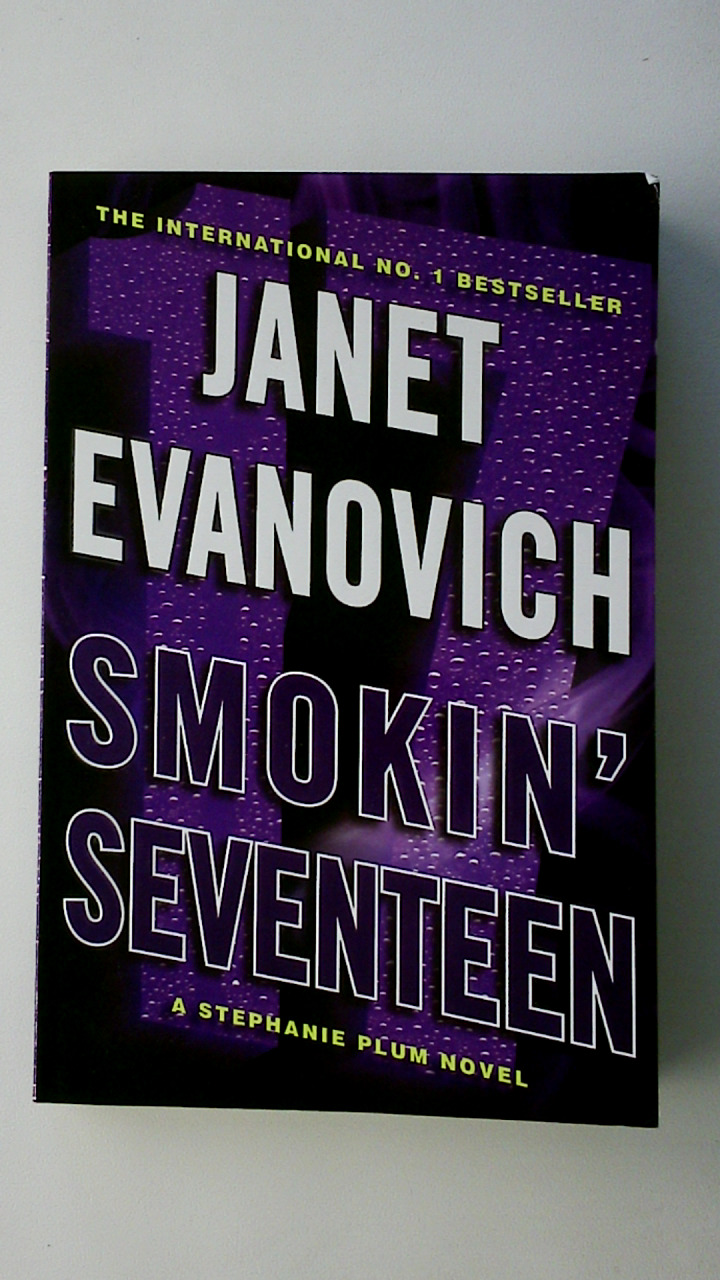 SMOKIN SEVENTEEN. A witty mystery full of laughs, lust and high-stakes suspense - Evanovich, Janet