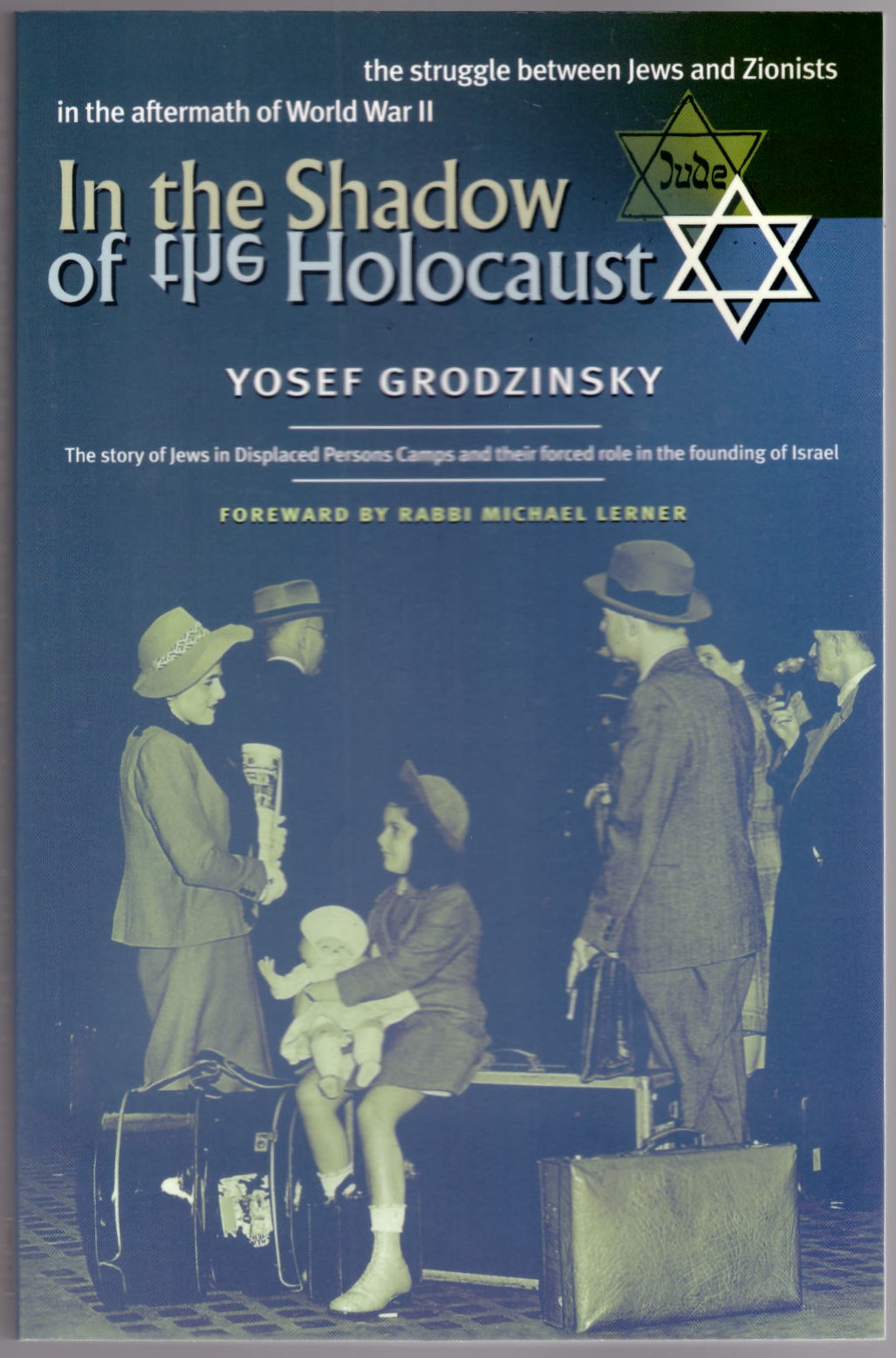 In the Shadow of the Holocaust: The Struggle Between Jews and Zionists in the Aftermath of World War II - Grodzinsky, Yosef