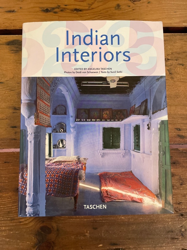 Indian interiors = Intérieurs de l'Inde. photos: Deidi von Schaewen. Text: Sunil Sethi. Ed. by Angelika Taschen. French transl. by Philippe Safavi. German transl. by Dorothee Merkel] - Schaewen, Deidi von (Mitwirkender), Sunil (Mitwirkender) Sethi und Angelika (Herausgeber) Taschen