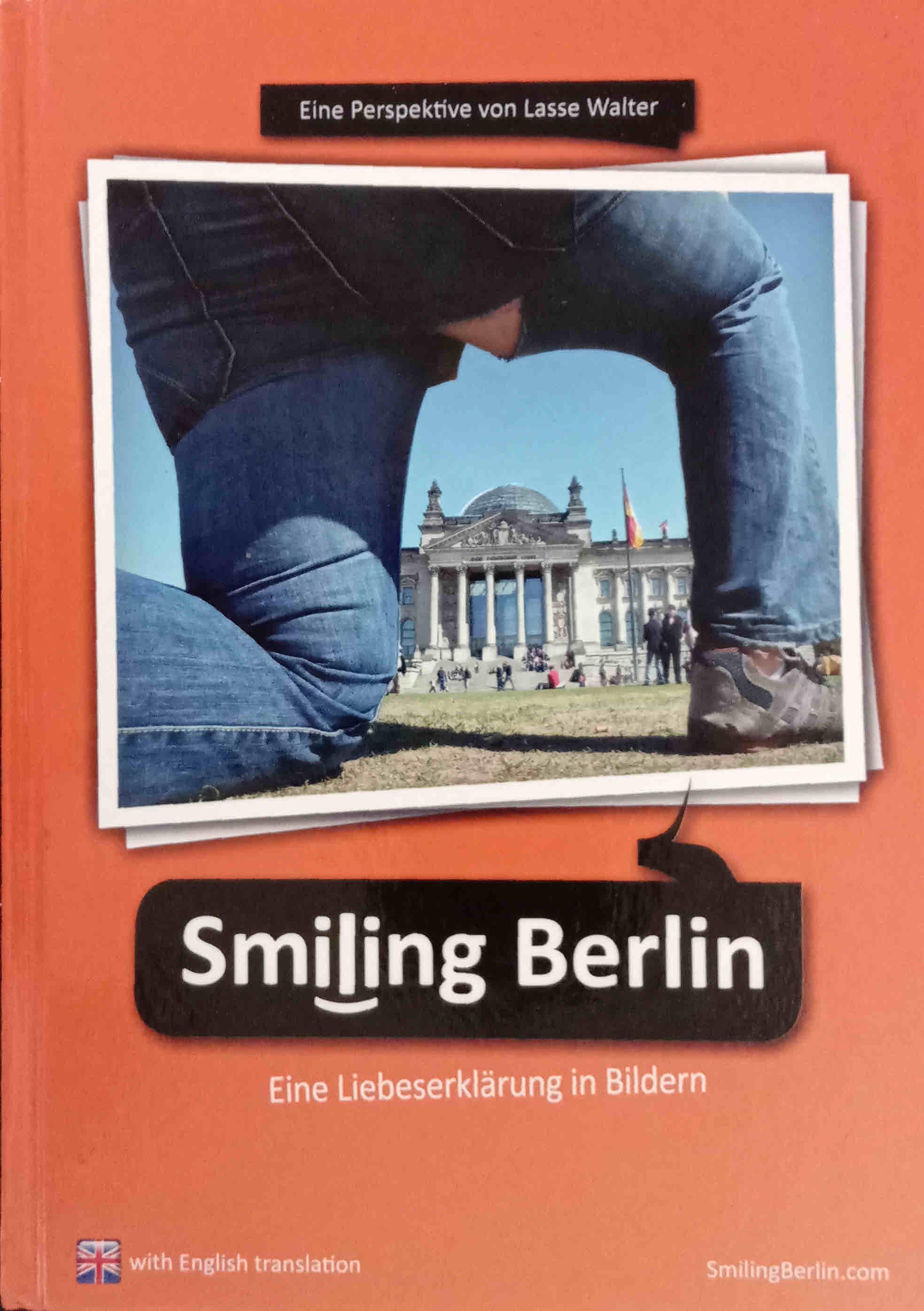 Smiling Berlin : eine Liebeserklärung in Bildern ; eine Perspektive von Lasse Walter; with English translation. Übers.: Tekla Peters, Ladan Dorkian. - Walter, Lasse, Ladan Dorkian und Tekla Peters