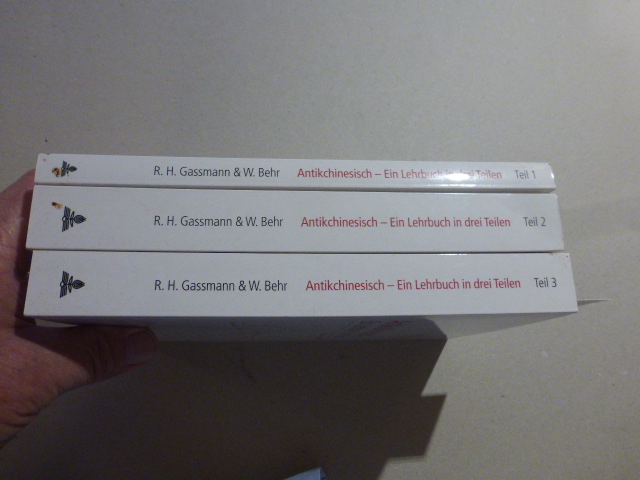 Antikchinesisch. Ein Lehrbuch in drei Teilen:: Teil 1: Eine propädeutische Einführung in fünf Element(ar)gängen Teil 2: 30 Texte mit Glossaren und Grammatiknotizen Teil 3: Grammatik des Antikchinesischen//. (= Schweizer Asiatische Studien. Studienhefte Band 18/1-3) - Gassmann, Robert H. / Behr, Wolfgang