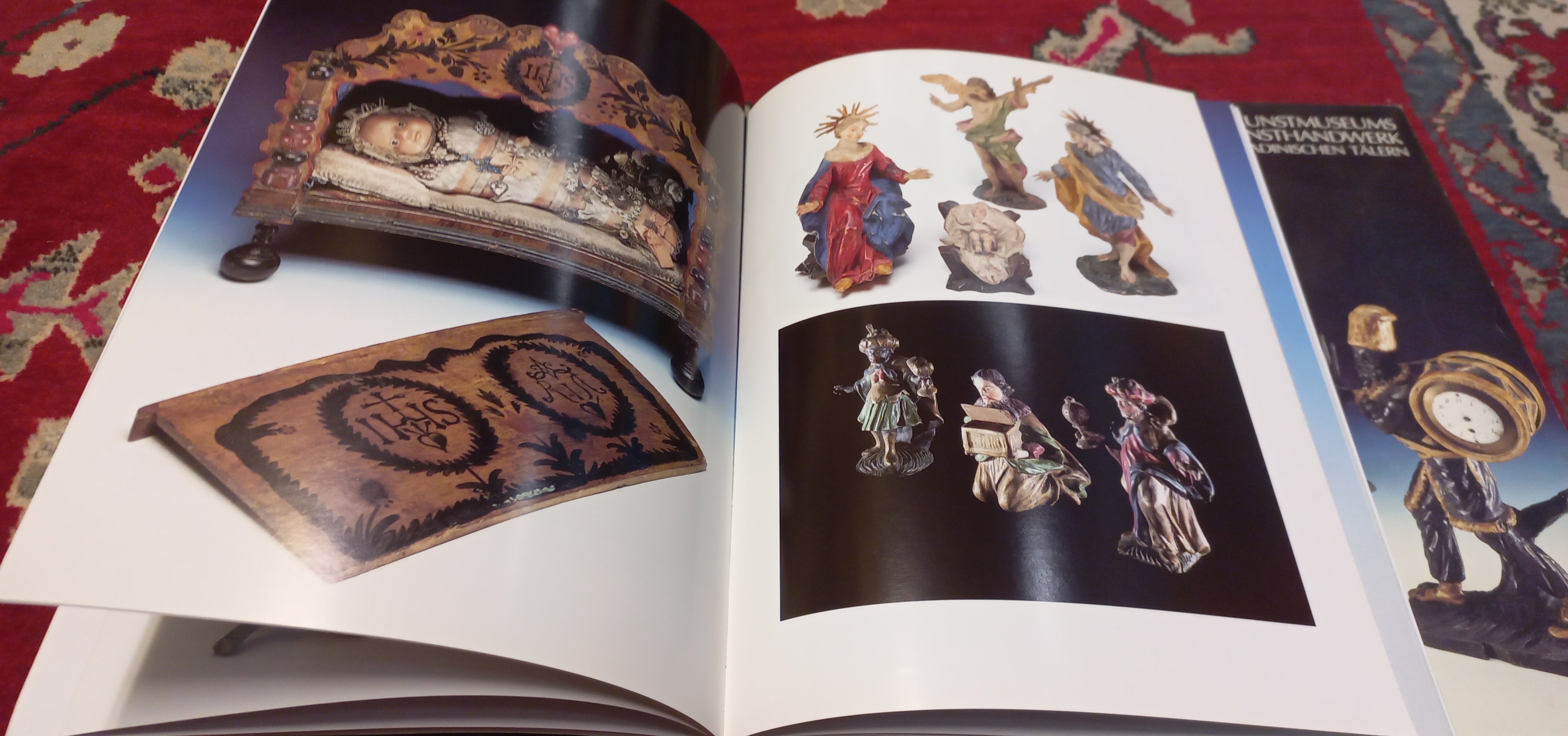 Schätze des Tiroler Volkskunstmuseums; Bd.1 + Bd. 2., Volkskunst und Kunsthandwerk in Tirol + Volksfrömmigkeit und Feste in Tirol, im Trentino und in den ladinischen Tälern: Gut (1992) | Buchhandlung Neues Leben Schätze des Tiroler Volkskunstmuseums; Bd.1 + Bd. 2., Volkskunst und Kunsthandwerk in Tirol + Volksfrömmigkeit und Feste in Tirol, im Trentino und in den ladinischen Tälern: Gut (1992) | Buchhandlung Neues Leben