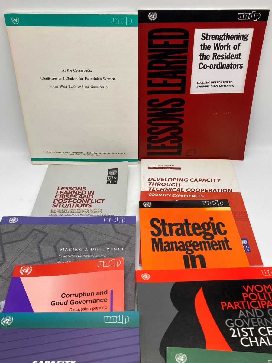 12 Issues from United Nations Development Programme Various Topics von ...