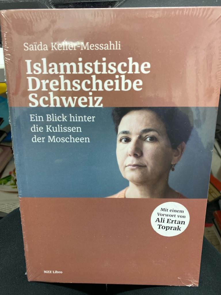 Islamistische Drehscheibe Schweiz : ein Blick hinter die Kulissen der Moscheen. Die Angst vor Terroranschlägen greift um sich und beginnt das Leben vieler Menschen zu dominieren. Dennoch versäumt es die Politik, den Organisationen und Financiers, die den Nährboden zur Radikalisierung junger Muslime bereiten, das Handwerk zu legen. Saïda Keller-Messahli befasst sich seit Jahren mit den Islamverbänden und deren Moscheen in der Schweiz und in Europa und hat beunruhigende Entwicklungen aufgedeckt. Salafistische Wanderprediger und radikale Imame versuchen in Moscheen, mittels Lies!-Ständen und sogenannter Seelsorge in Gefängnissen, Flüchtlingsunterkünften und an Schulen Einfluss zu nehmen. Sie verbreiten eine erzkonservative Auslegung des Islams, die jede Erneuerung verhindert. Drahtzieher sind die reichen Golfstaaten, allen voran Saudi-Arabien und die dort gegründete Islamische Weltliga. Die Politik ist angesichts dieser globalen Netzwerke ratlos, die Behörden naiv – doch nur eine konseque - Keller-Messahli, Saida