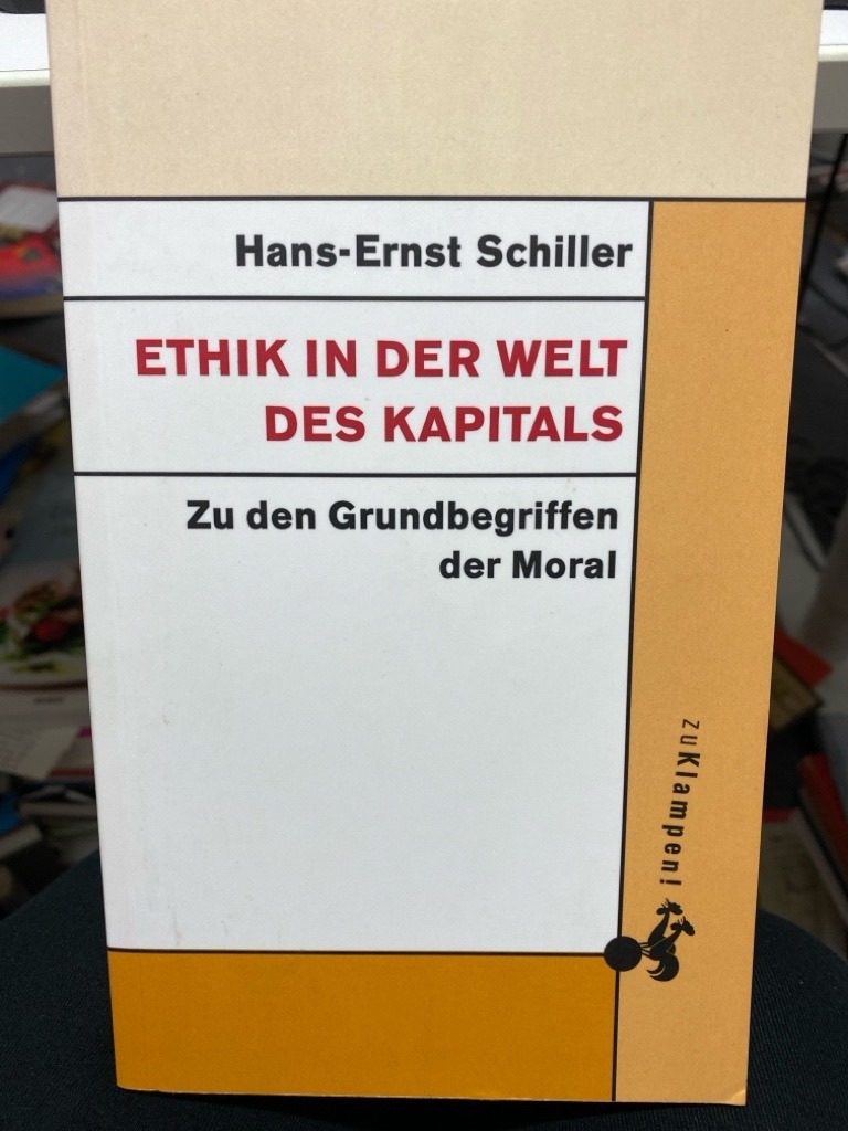Ethik in der Welt des Kapitals : zu den Grundbegriffen der Moral. Die Grundbegriffe der Moral bilden wechselnde Konstellationen, in denen sich ihr Gewicht und ihre Bedeutung verändern. Ideen wie Glück und Gerechtigkeit, Mitleid und Würde, Verantwortung und Freiheit durchziehen die Geschichte der Ethik und sind doch in wechselnde gesellschaft liche Verhältnisse eingespannt. Was geschieht mit ihnen unter den Bedingungen der kapitalistischen Modernisierung, die in einem immer dichter werdenden Netz den Globus umspannt? Welche Hilfen bietet die Philosophiegeschichte, um eine moralische Unabhängigkeit zu wahren? - Schiller, Hans-Ernst