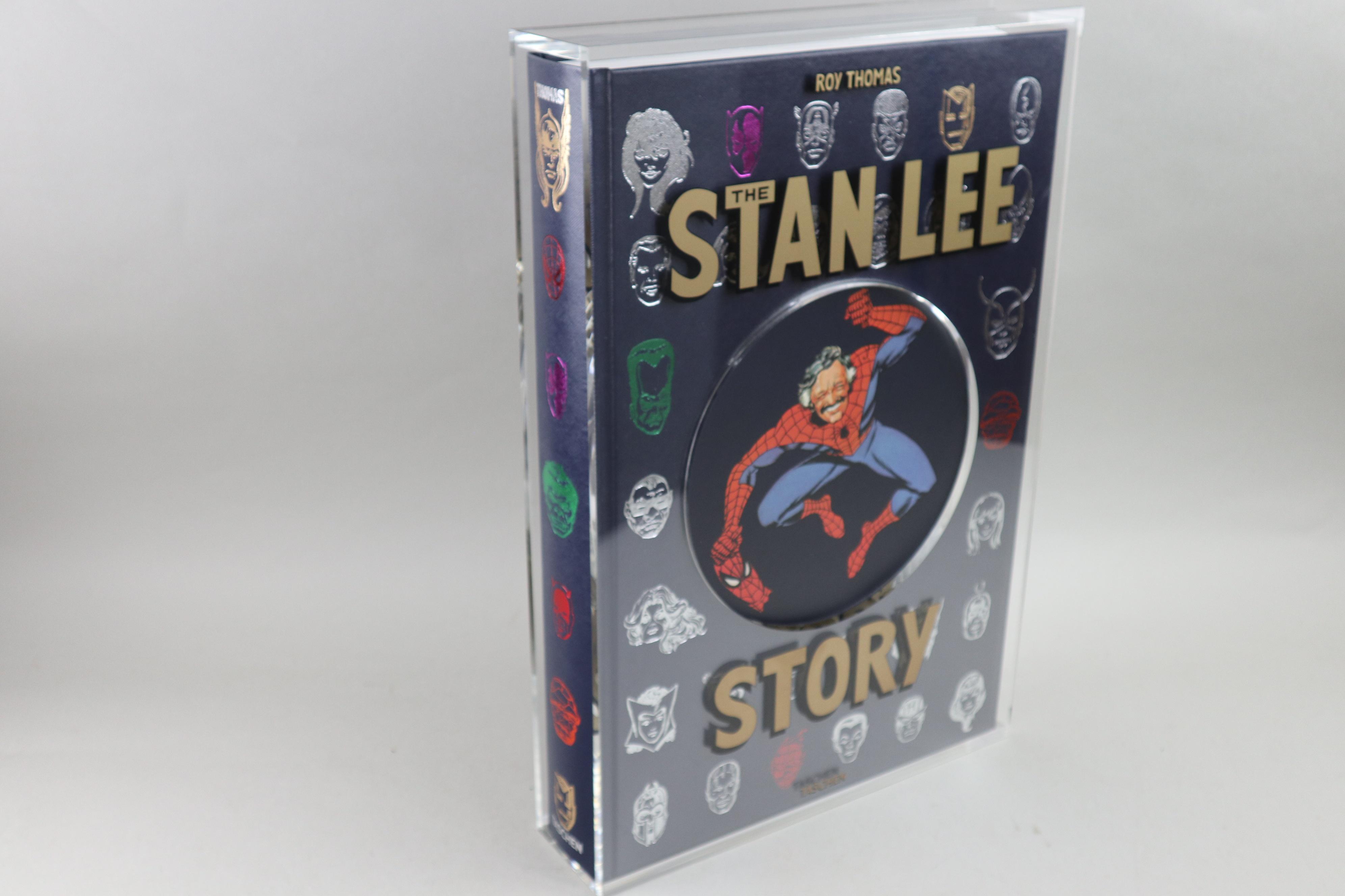 [Signé] The Stan Lee Story Limited Edition Signed by Stan Lee LEE Stan , THOMAS Roy [Comme Neuf] [Couverture rigide]