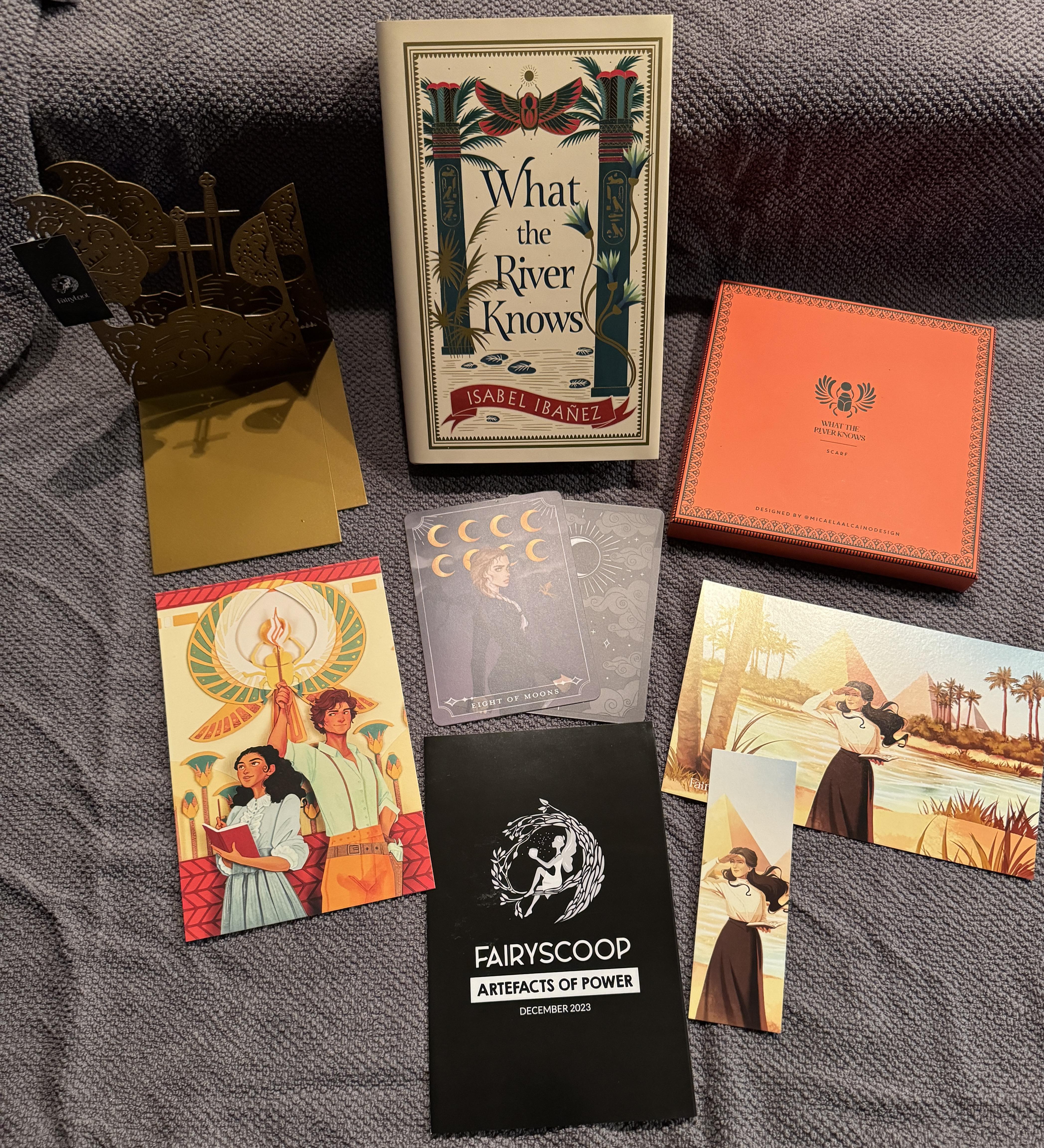 [Signé] What The River Knows, Fairy Loot Box Set, SIGNED + EXTRAS! Ibanez, Isabel [Très bon] [Couverture rigide]
