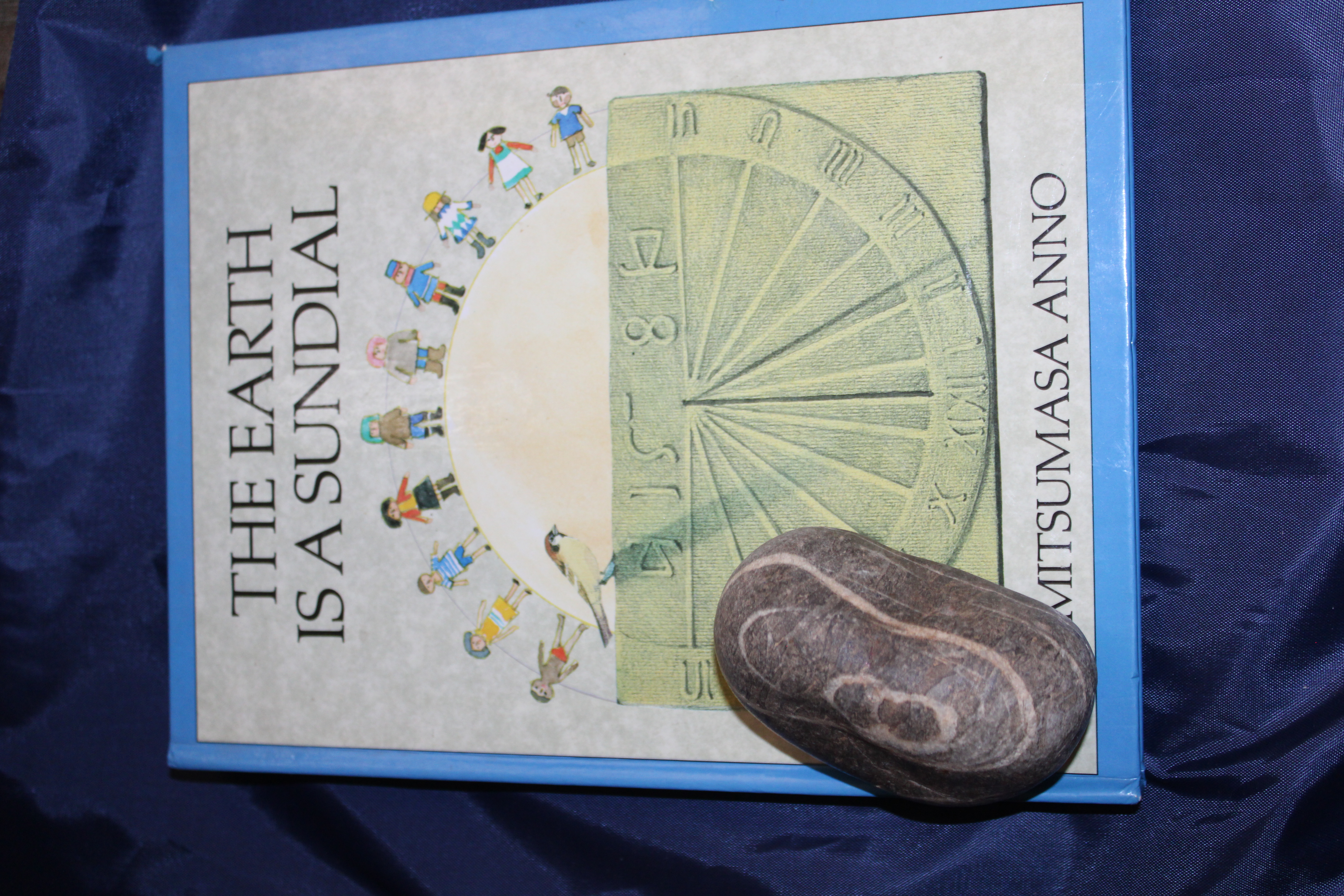 The Earth is A Sundial Anno, Mitsumsa [Bon] [Couverture rigide]
