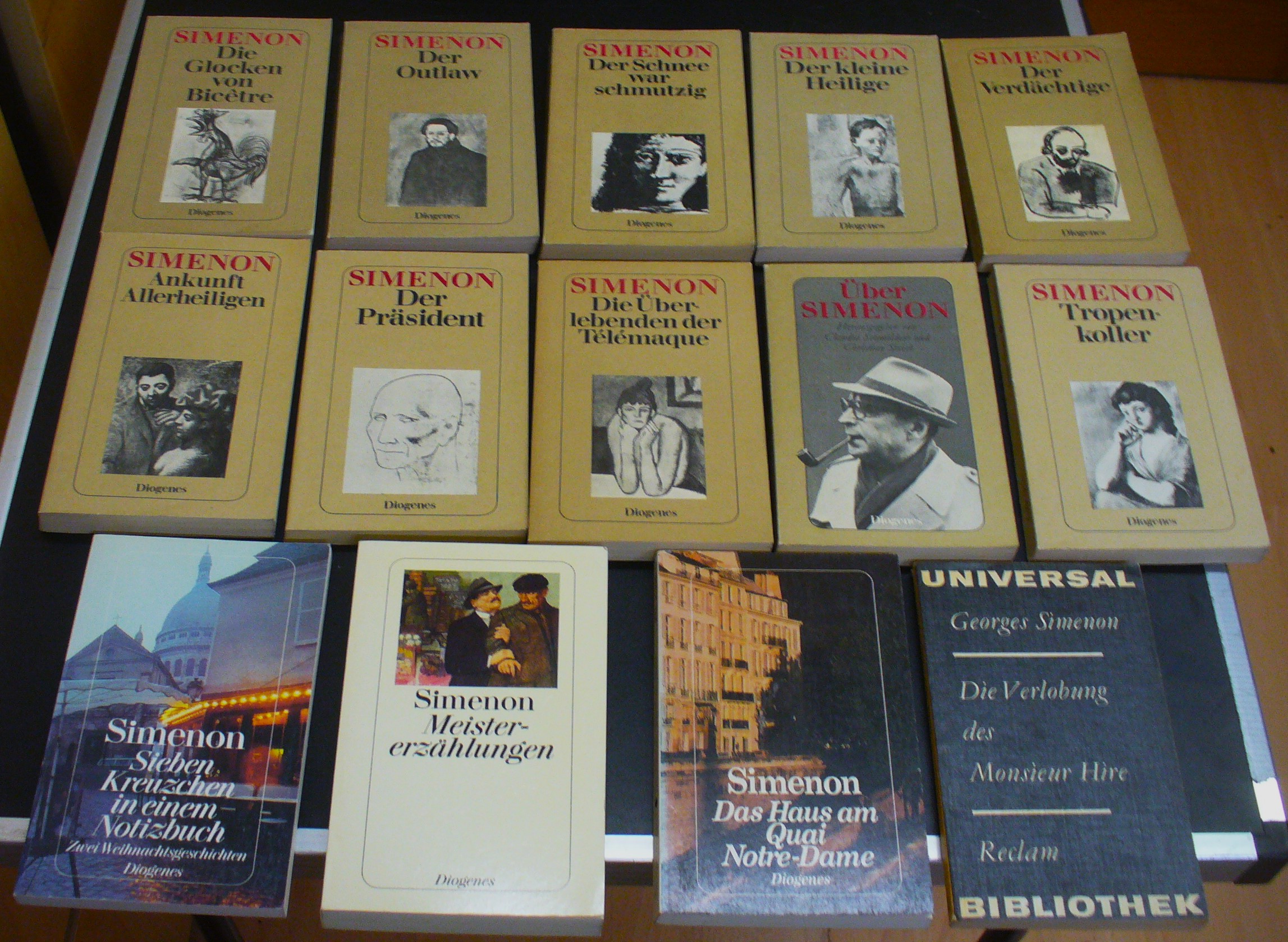 Simenon-Sammlung - 14 Bände: Der kleine Heilige + Der Schnee war schmutzig + Der Outlaw + Die Glocken von Bicetre + Die Überlebenden der Telemaque + Der Präsident + Tropenkoller + Über Simenon + Der Verdächtige + Ankunft Allerheiligen + Sieben Kreuzchen in einem Notizbuch + Meistererzählungen + Die Verlobung des Monsieur Hire + Das Haus am Quai Notre-Dame - Georges Simenon