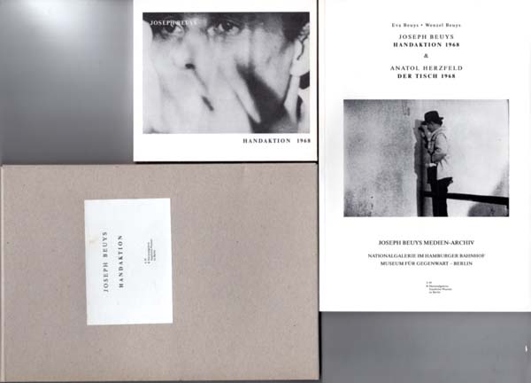 Joseph Beuys Handaktion 1968 & Anatol Herzfeld - Der Tisch 1968. Joseph Beuys Medien-Archiv. Nationalgalerie im Hamburger Bahnhof, Museum für Gegenwart - Berlin. - Beuys, Joseph / Herzfeld, Anatol