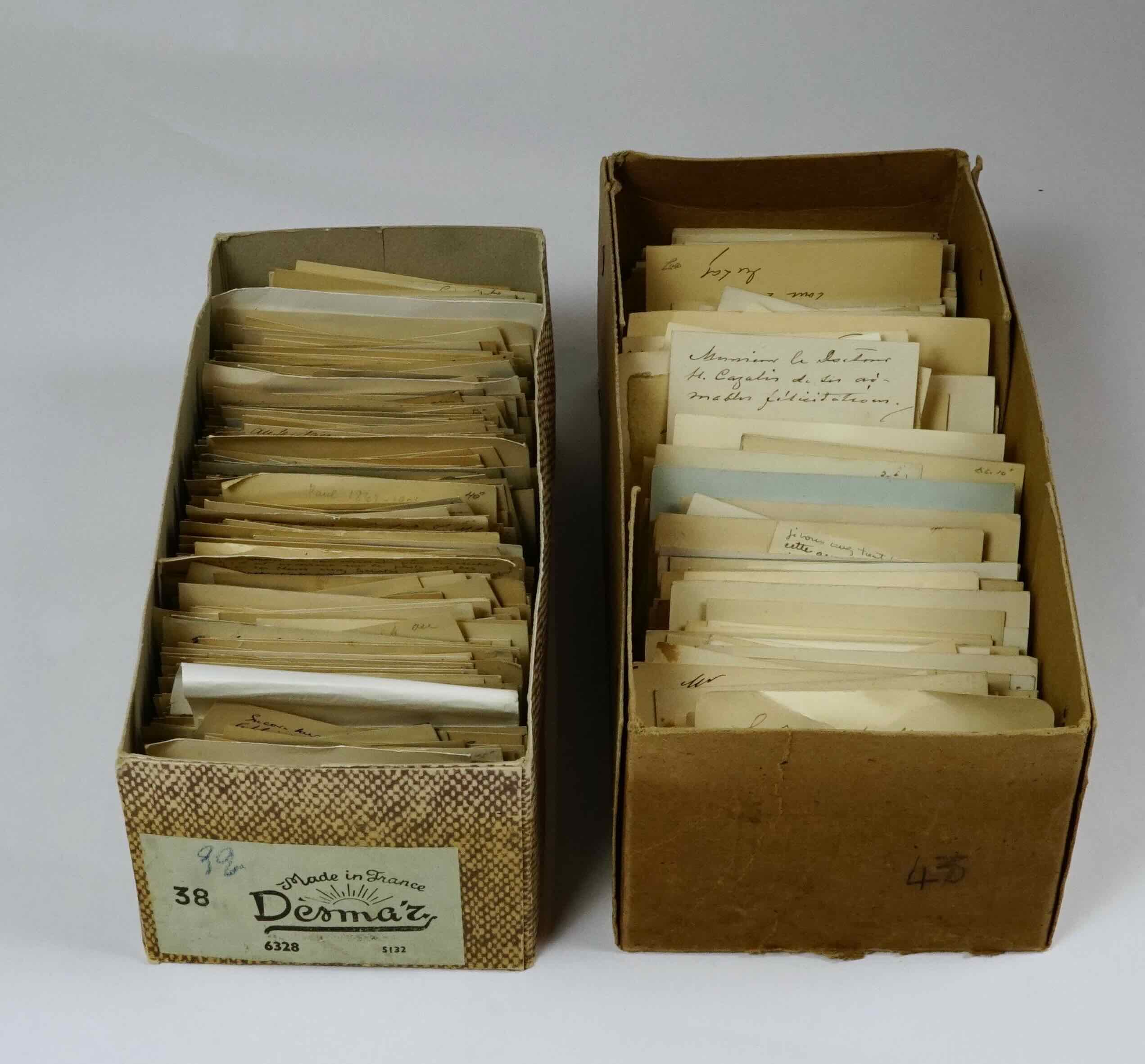 Ancienne collection de plus de 1 500 cartes de visites. [Très bon] [Couverture souple]