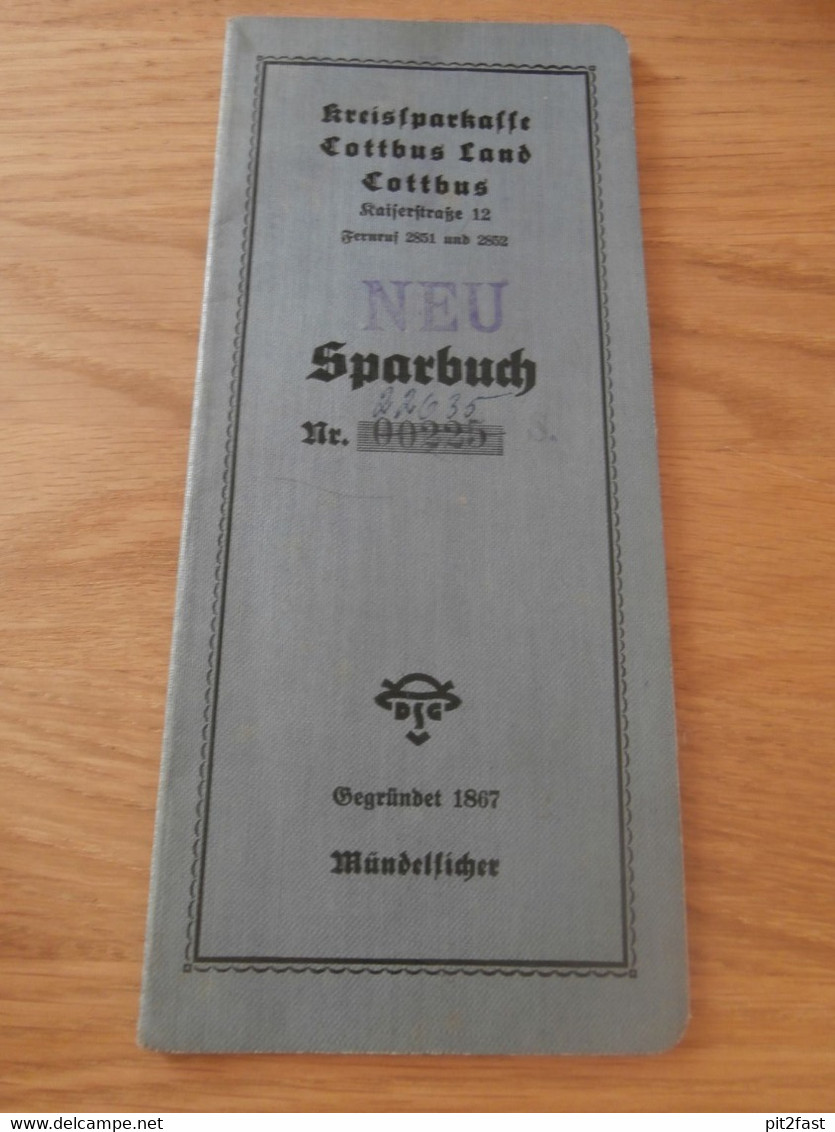 Ein Bademeister beobachtet vom Turm aus den Strand. Foto – Kostenloses Bild  zum Thema Strand auf Unsplash, image size:835x1132