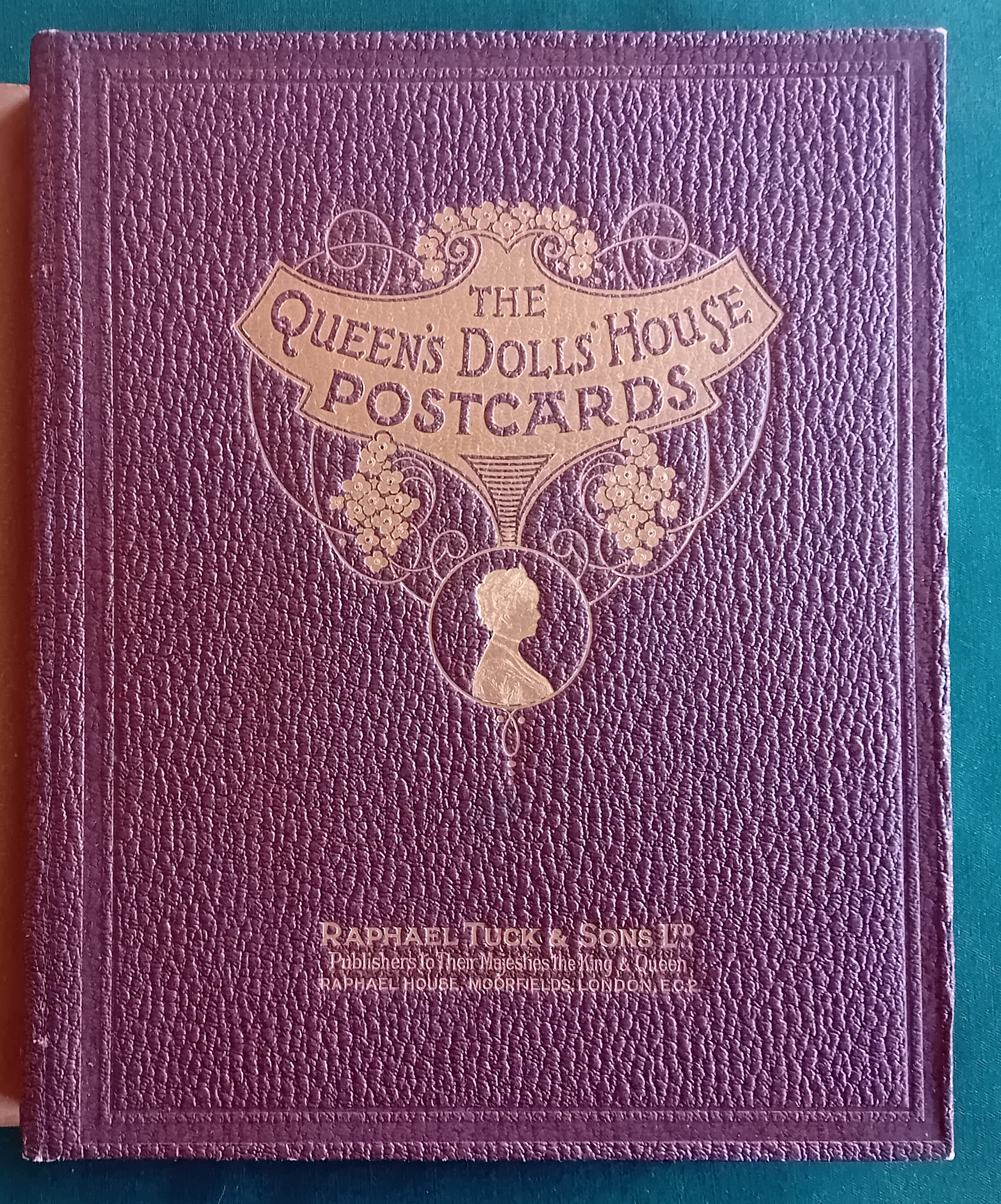 年末のプロモーション大特価！ The Queen's Dolls' House Postcards by Raphael Tuck & Sons 洋書
