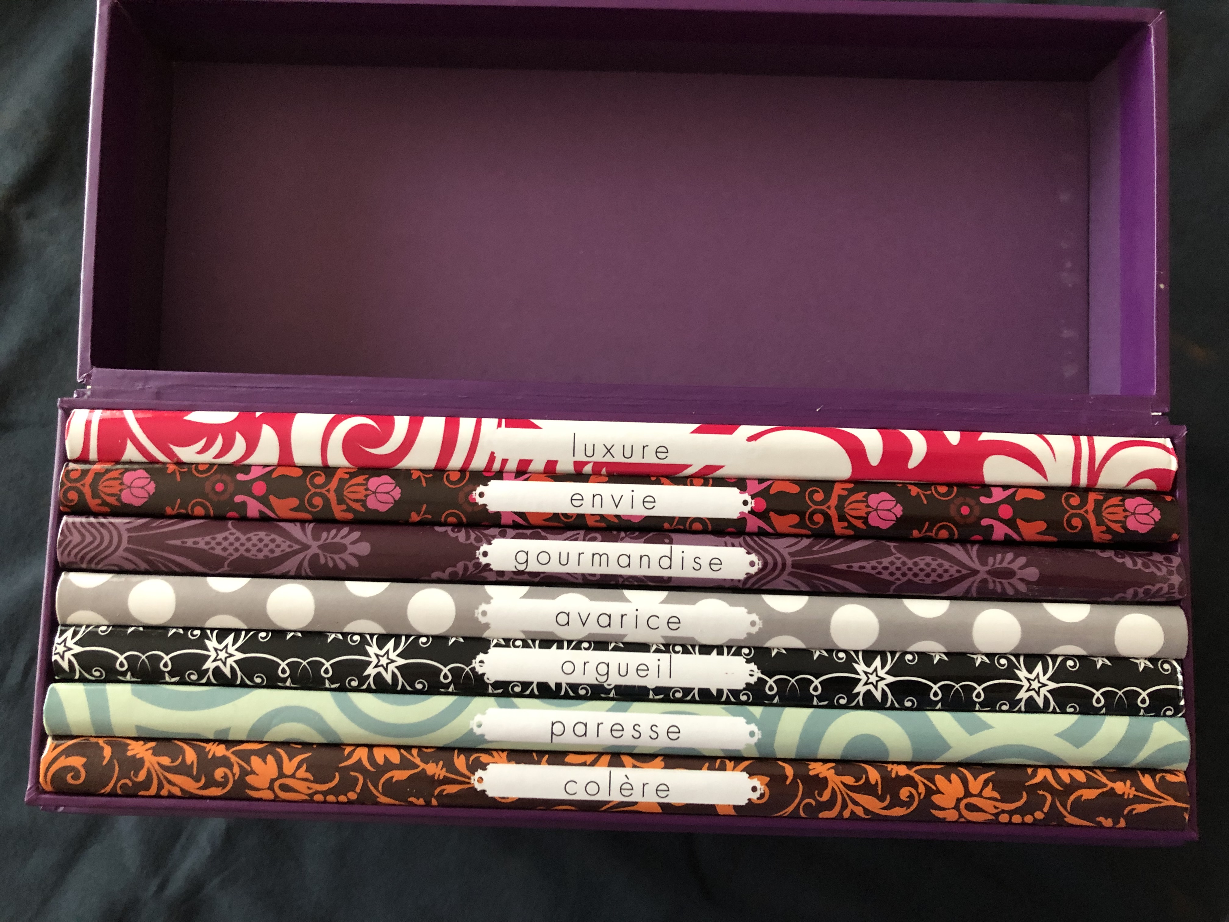 La Cuisine des 7 péchés, coffret de 7 livres Luxure (recette aphrodisiaques); Gourmandise (recettes gouvermande); Avarice (recettes pas chères); Orgu
