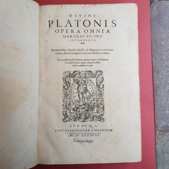 Diuini Platonis Opera omnia Marsilio Ficino interprete. Noua editio, adhibita Graeci codicis collatione a duobus doctissimis viris castigata: cuius collationis ratio ex epistola operi praefixa facile constabit. His accesserunt sex Platonis dialogi, nuper a Sebastiano Conrado tralati, neque vnquam adhuc in hoc volumen recepti PLATONE Cinquecentine