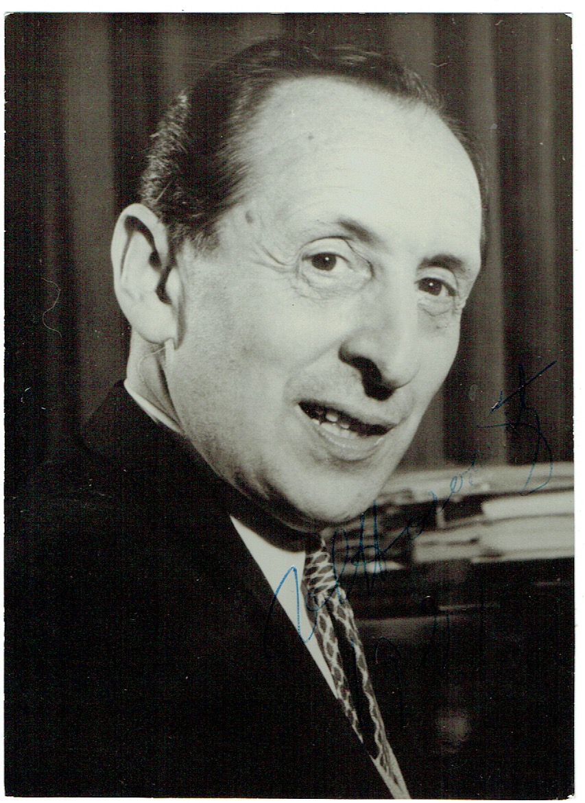 Portraitphotographie mit eigenh. Unterschrift. Horowitz, Vladimir, Pianist (1903-1989). Autographen: Musik