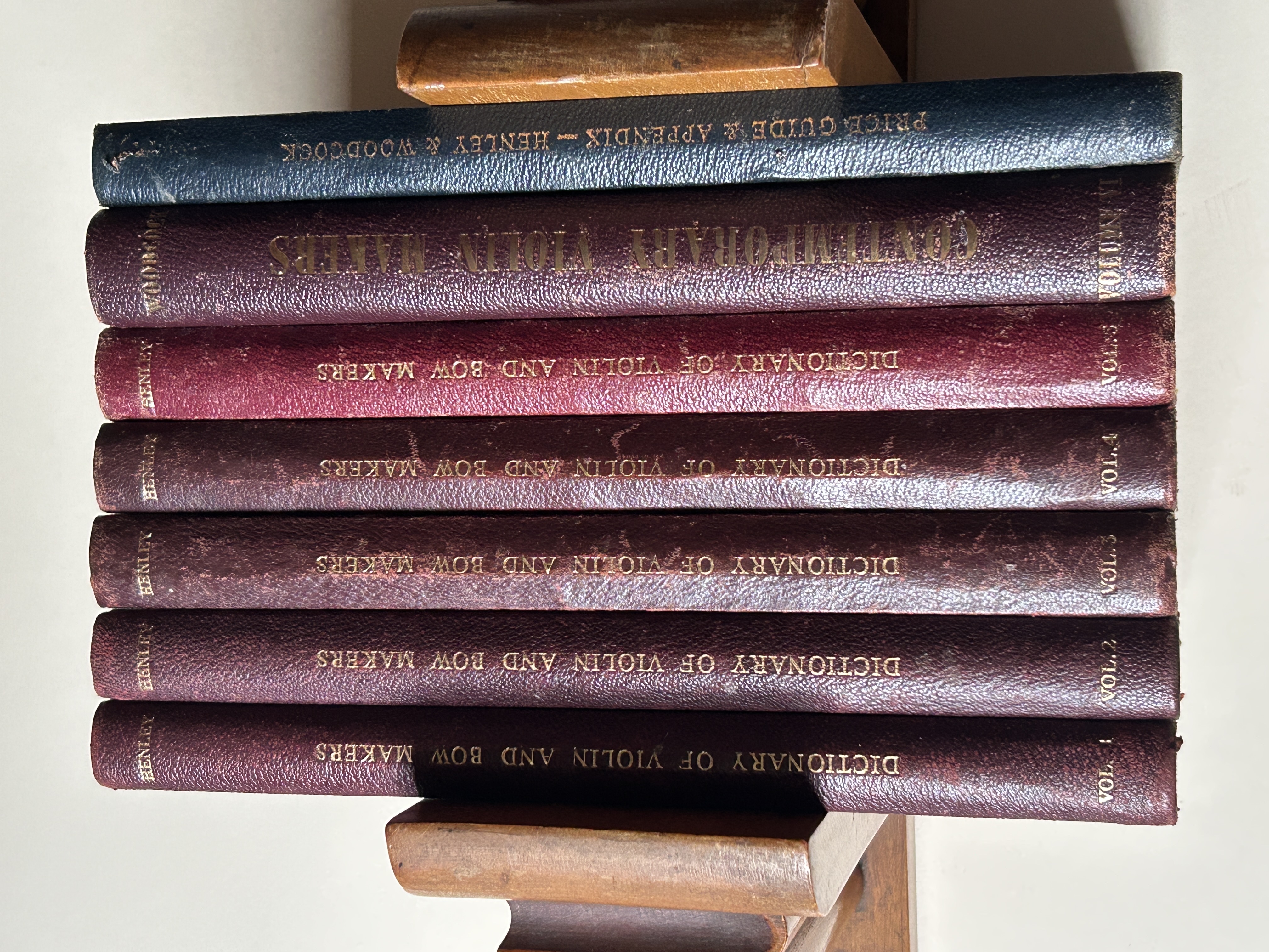 UNIVERSAL DICTIONARY OF VIOLIN AND BOW MAKERS BY WILLIAM HENLEY