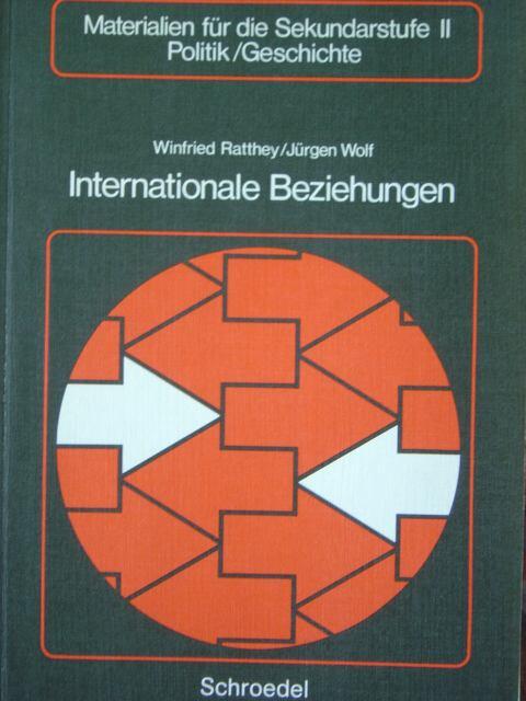 Internationale Beziehungen. Mit Illustrationen im Text. - Ratthey, Winfried und Jürgen Wolf.
