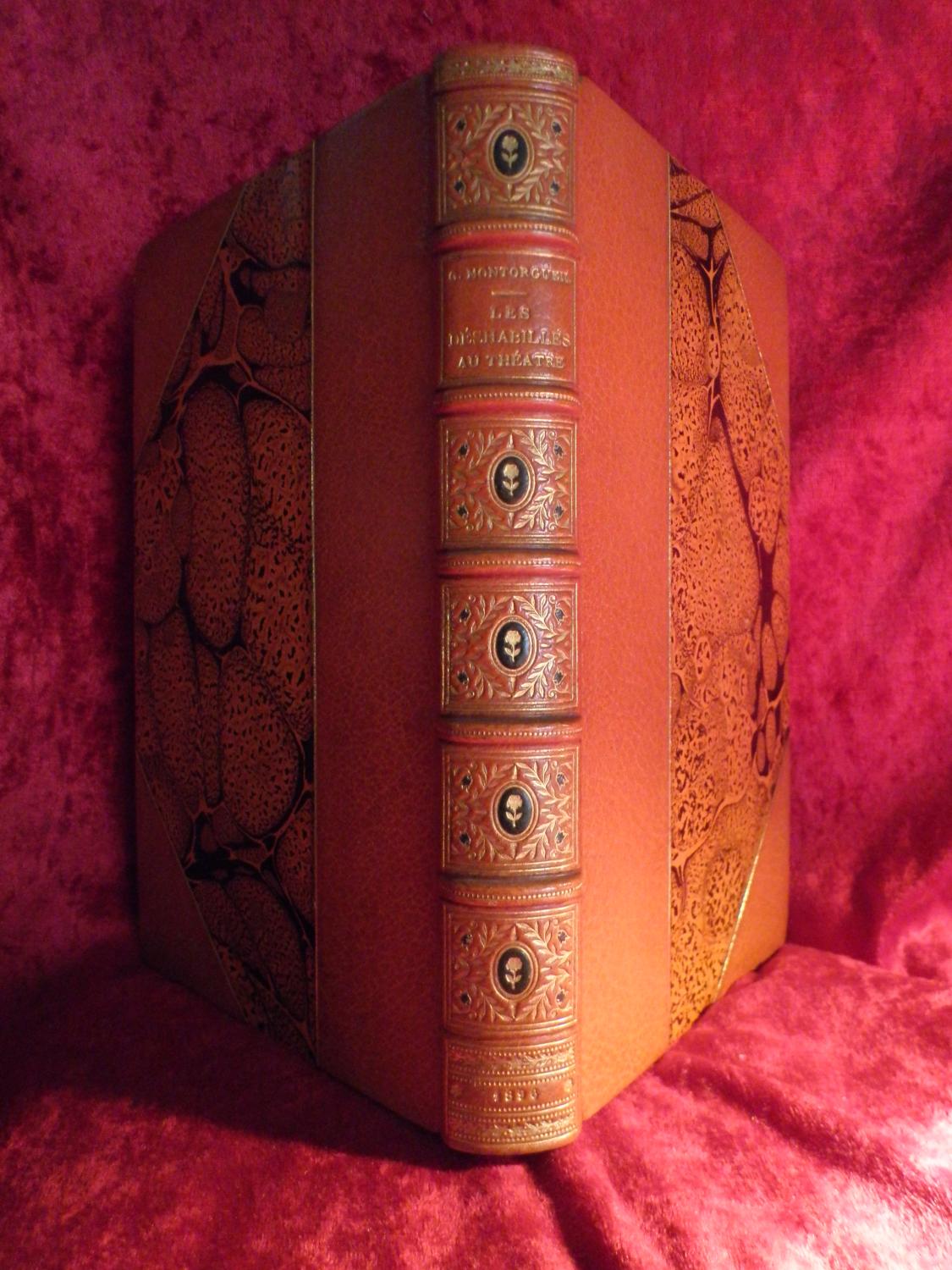 LES DESHABILLES AU THEATRE .L ' année féminine ( 1895 ) MONTORGUEIL Georges BOUTET Henri [Très bon] [Couverture rigide]