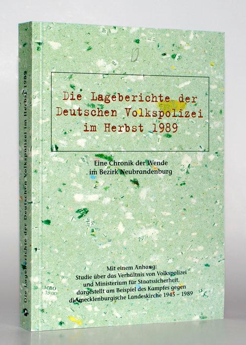 Die Lageberichte der Deutschen Volkspolizei im Herbst 1989. Eine Chronik der Wende im Bezirk Neubrandenburg. Mit einem Anhang: Studie über das Verhältnis von Volkspolizei und Ministerium für Staatssicherheit, dargestellt am Beispiel des Kampfes gegen die mecklenburgische Landeskirche 1945-1989. - Herbstritt, Georg (Bearb.)