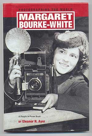 Photographing the World: Margaret Bourke-White. A People in Focus Book - AYER, Eleanor H.