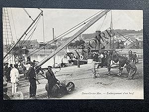 DEAUVILLE-SUR-MER EMBARQUEMENT D'UN BOEUF CARTE POSTALE