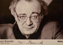 Imagen del vendedor de Portrait photographique sign du pianiste Alfred Brendel. a la venta por Traces Ecrites