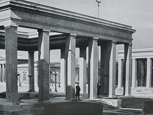 Bild des Verkufers fr Die Bauten der NSDAP in der Hauptstadt der Bewegung zum Verkauf von ERIC CHAIM KLINE, BOOKSELLER (ABAA ILAB)