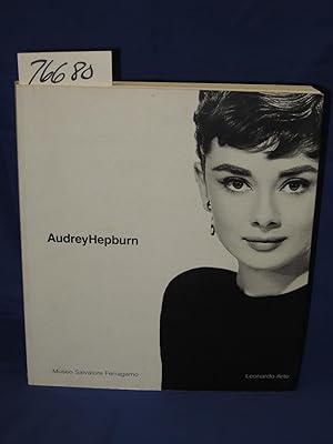 Image du vendeur pour Audrey Hepburn una donna, lo stile a woman, the style mis en vente par Princeton Antiques Bookshop