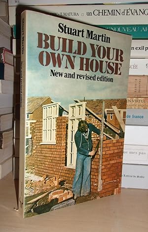 Immagine del venditore per BUILD YOUR OWN HOUSE venduto da Planet's books