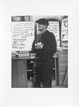 Immagine del venditore per Entracte, Portrait Raoul Hausmann (A6). 1967. [Signierte Original-Fotografie / signed original photograph in b/w]. venduto da Antiquariat Lenzen