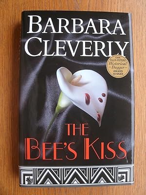 Image du vendeur pour The Bee's Kiss mis en vente par Scene of the Crime, ABAC, IOBA