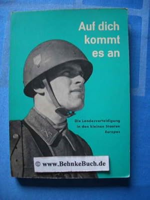 Seller image for Auf dich kommt es an : Die Landesverteidigung in den kleinen Staaten Europas. Hrsg. von Hans Vetter u. Helmut Bohn. for sale by Antiquariat BehnkeBuch