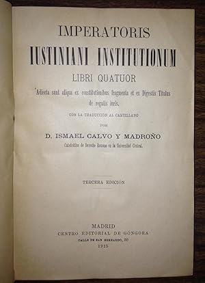 Imagen del vendedor de IMPERATORIS IUSTINIANI INSTITUTIONUM LIBRI QUATOR. Adjecta sunt aliquot constitutionibus fragmenta et ex Digestis Titulus de regulis iuris. Con la traduccin al castellano por D. (Edicin bilinge) (Varias ediciones) a la venta por Libreria Jimenez (Libreria A&M Jimenez)