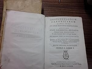 Bild des Verkufers fr INSTITUTIONUM CANONICARUM LIBRI TRES AD USUM SEMINARII NEAPOLITANI. Quas disciplinae, legibus, et consuetudinibus hispaniae adcommodarunt Theologiae, ac Juris utriusque D. Sylvester Pueio, Matthaeis Gil de Sola Thenorio et Licent Franciscus Xaverius Iig zum Verkauf von Libreria Jimenez (Libreria A&M Jimenez)