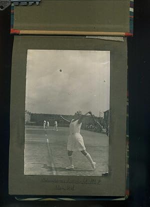 Ein privates Fotoalbum zum Tennissport. 45 Fotos div. Formate 8 x 12, 6 x 7, 6 x 8 cm. Verbandsme...