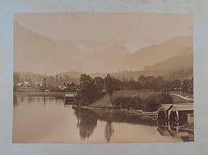 Bild des Verkufers fr Altaussee gegen den Dachstein. Originalfotografie (Albumin auf Karton mit handschriftlicher Bezeichnung) anonym umm 1895, 19 x 26,5 cm zum Verkauf von Antiquariat Johannes Mller