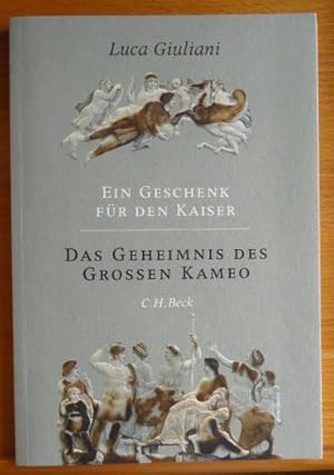 Immagine del venditore per Ein Geschenk fr den Kaiser : das Geheimnis des groen Kameo. Luca Giuliani in Zusammenarbeit mit Gerhard Schmidt venduto da Antiquariat Blschke